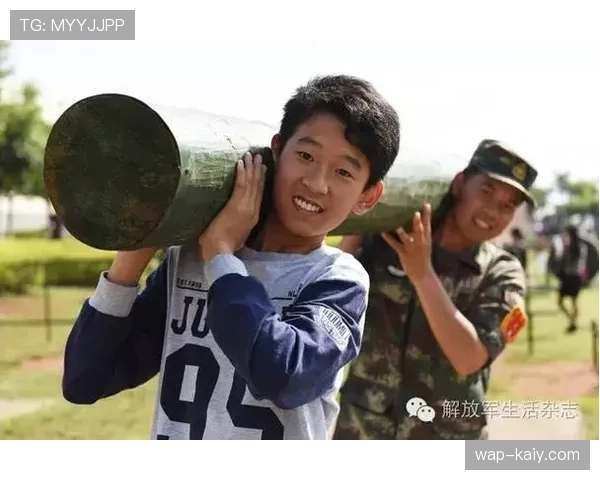 特写：看台上埃尔切小球迷举着“爸爸，我们留下”的标语